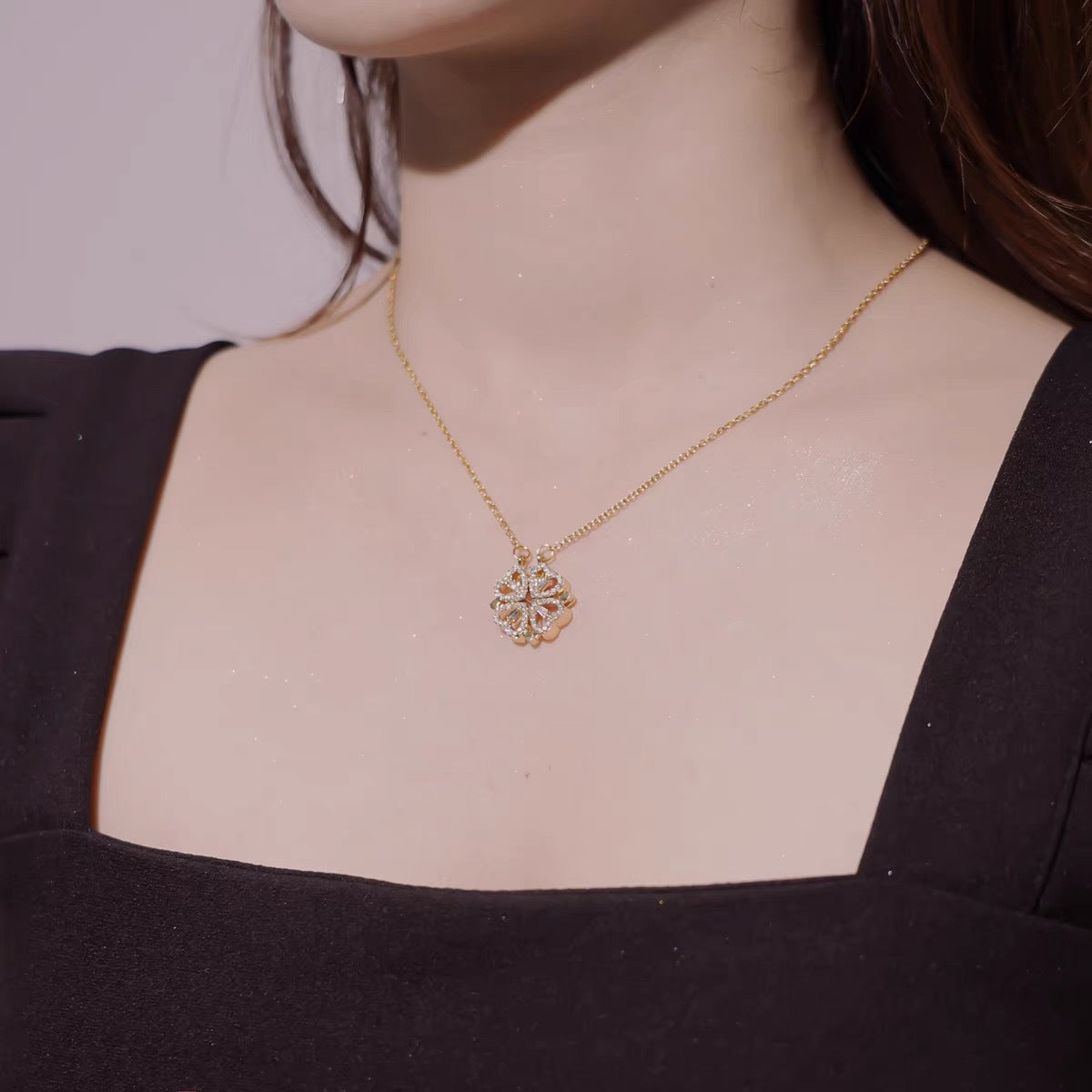 The noble and luxurious four-leaf clover is paired with a two-wear design and versatile necklace.