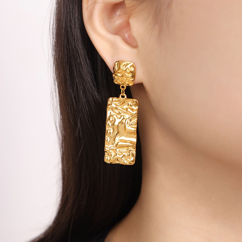 18K gold fashionable simple pleated texture design earrings