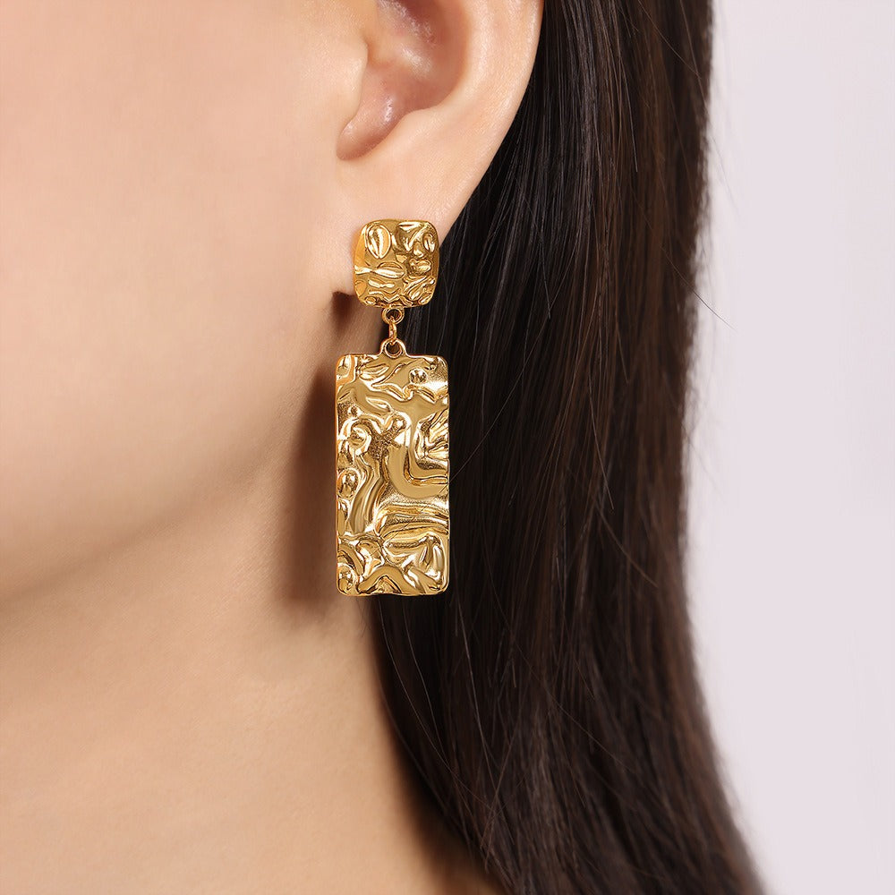 18K gold fashionable simple pleated texture design earrings